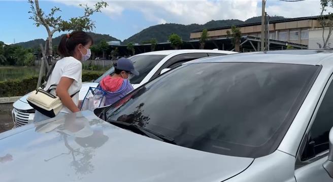 前台北市议员赖素如（戴帽）今（14日）假释出狱，稍早赖素如在双胞胎胞姊陪同下步行出宜兰监狱，搭车将在24小时内前往户籍地管辖的士林地检署报到。（民眾提供／吴佩蓉宜兰传真）