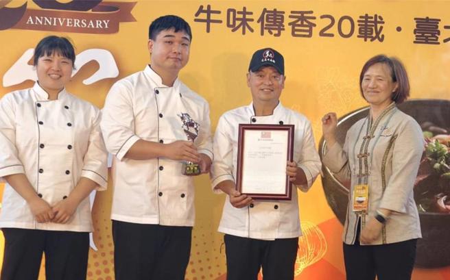 道品牛肉麵的招牌「清炖牛肉麵」，以及特别为银髮族群设计的「乐龄牛肉麵」2道作品，荣获2024台北牛肉麵节双银牌肯定，林承汉（左二）与团队上台领奖。图／道品牛肉麵提供