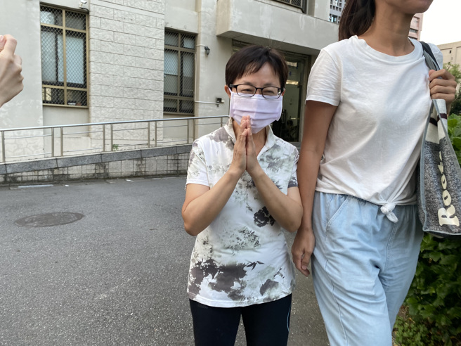 宜兰前议员赖素如假释露面，面对媒体只说「谢谢」。（李文正摄）