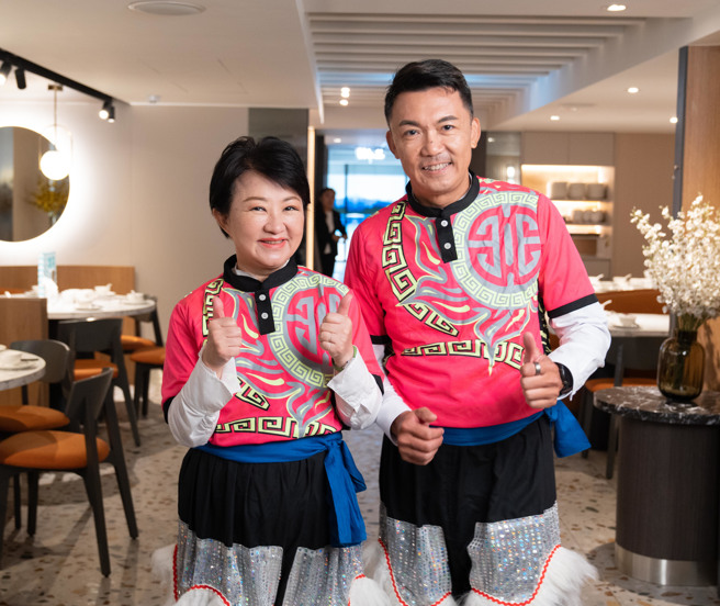 新加坡驻台北商务办事处代表叶伟杰更化身「天菜大厨」参与购物节拍摄。图/台中市政府提供