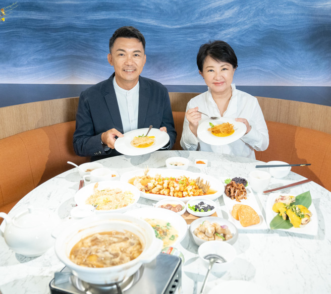 新加坡驻台北商务办事处代表叶伟杰更化身「天菜大厨」参与购物节拍摄。图/台中市政府提供