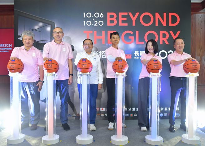 长耀杯国际公益篮球邀请赛热血开打，新北市大家长侯友宜市长(左三)肯定口吻表示，长耀杯篮球赛是学生最强助力之一。(长耀建设提供)