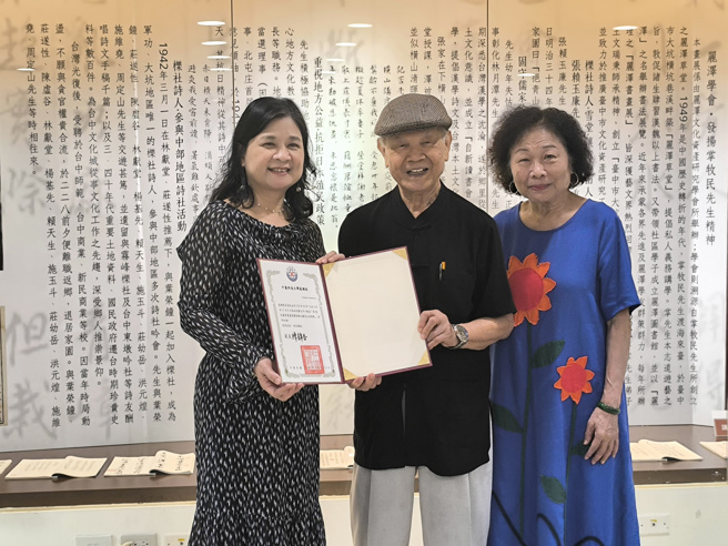 中臺科大陳錦杏校長頒發感謝狀予書法家張自強先生。(照片/中臺科技大學提供)