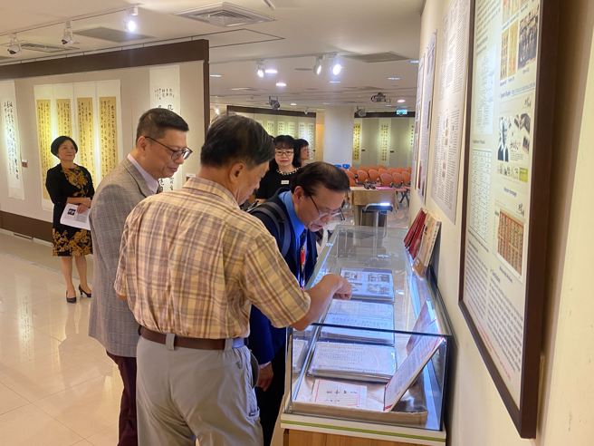 王瑞文老師與張賴益新醫師觀賞張賴玉廉詩稿及書信史料。(照片/中臺科技大學提供)