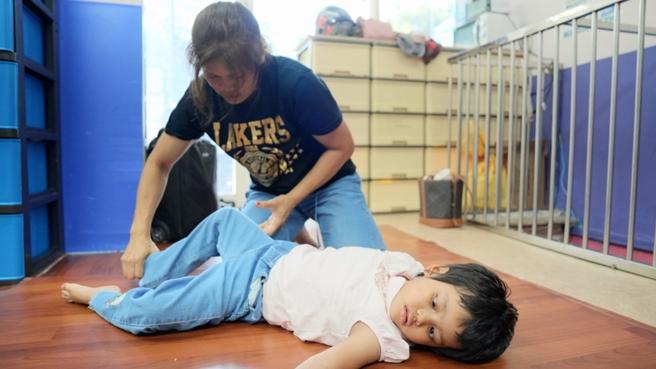 Yuli帮忙罹患脑癌的女儿Mozha进行復健。图/主办单位提供