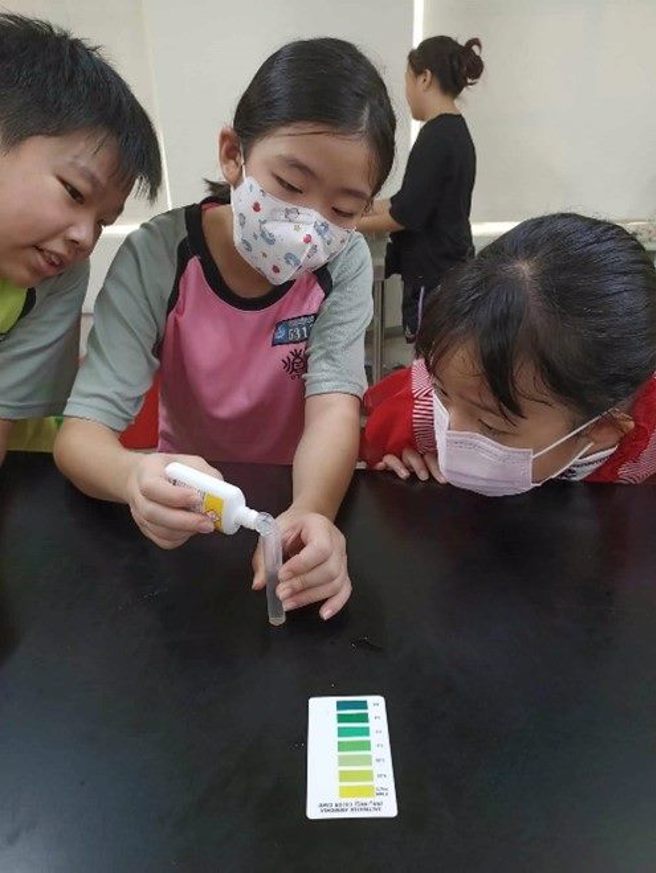 氨氮檢測，測量水缸內鹽度。(照片/臺北市政府教育局提供)