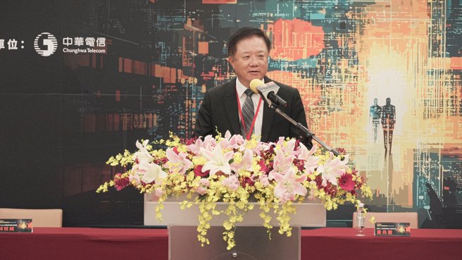 中华电信董事长简志诚表示，将专注于培育AI人才，协助企业与政府解决各项需求。(照片/世新大学提供)