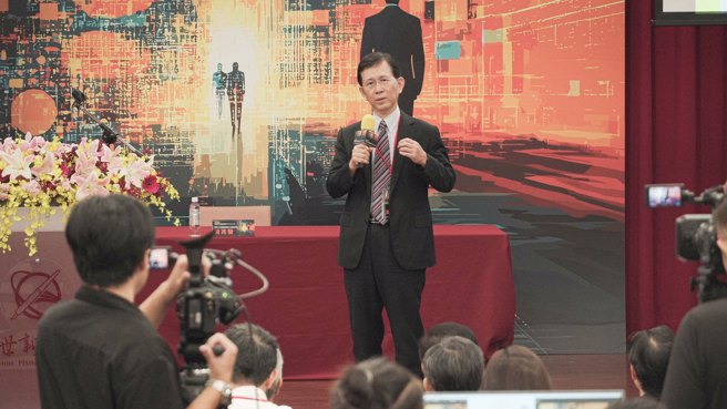 数位发展部部长黄彦男专题演讲时介绍加强投资AI新创方案。(照片/世新大学提供)