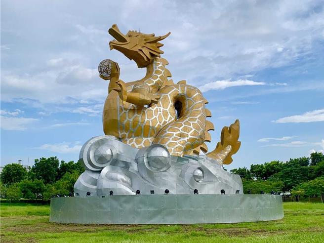 2024台湾灯会主灯「龙来台湾」在灯会落幕后落脚南科，地点在南科迎曦湖南侧草坪区，整体移置工程近日完成。（南科管理局提供／张毓翎台南传真）