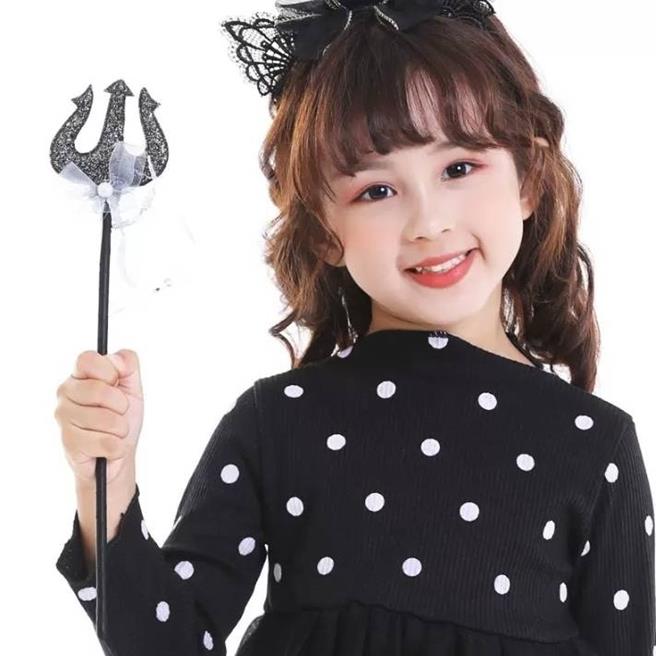 天母SOGO亮粉恶魔三叉棒，特价130元。（SOGO提供）