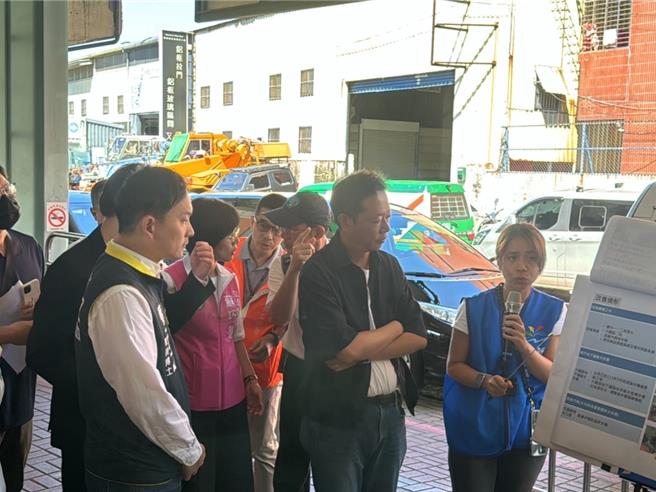 国民党新北市议员江怡臻批评中央治水经费只给新北3％、赖清德总统勘灾是消费灾情，立法委员苏巧慧今（14）日到浮洲车站考察时指新北提的预算案「中央有没有帮忙新北市，今天的会勘过程大家可以看得很清楚」，江怡臻则说，苏巧慧想选新北市长，但面对新北市被民进党政府欺负却帮忙擦脂抹粉，要苏应该是帮忙争取更多预算。（柯毓庭摄）