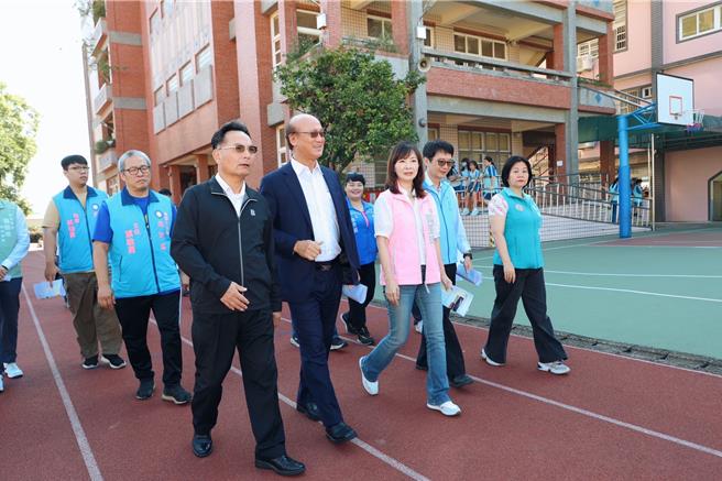 立法院教育及文化委員會今考察桃園市八德區大勇國小及大成國小。（立委郭昱晴提供）