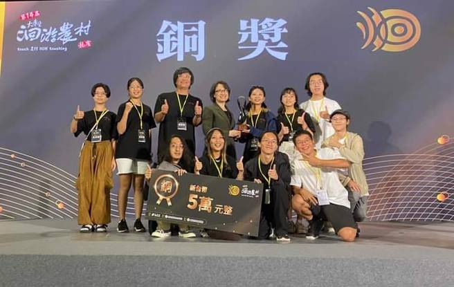 「螢縈東犬」透過創新方案，進行社區服務與調查，以實際行動幫助東莒社區永續建設，勇奪六項大獎，展現卓越表現。(照片/東海大學提供)