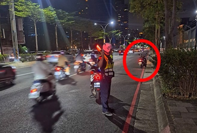 淡水一名70歲的老翁，疑似騎車自摔倒地，救護車到場時已無呼吸脈搏，立即CPR急救後送往醫院。（中時資料照）