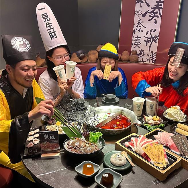 有別於萬聖節的西方元素印象，湊湊火鍋推出中式風格裝扮的萬聖節。（湊湊火鍋提供）