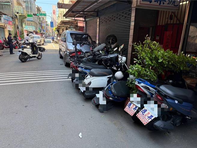 廂型車駕駛疑因身體不適，衝撞機車騎士及路邊車輛。（警方提供）