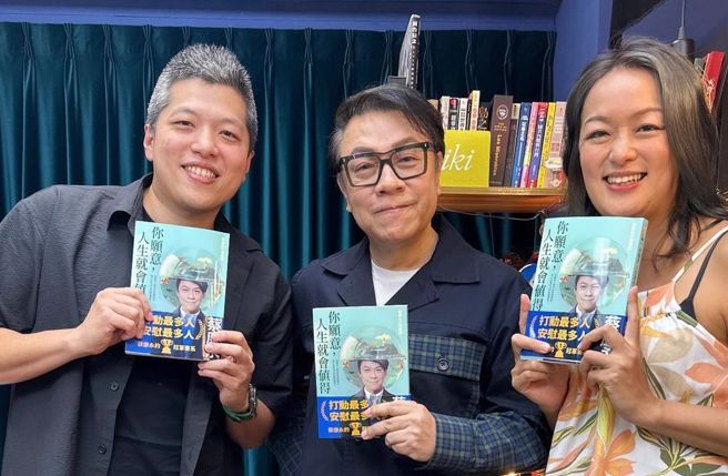 蔡康永(中)上凱莉和Ken主持的Podcast節目。（圖／翻攝自百靈果News IG）