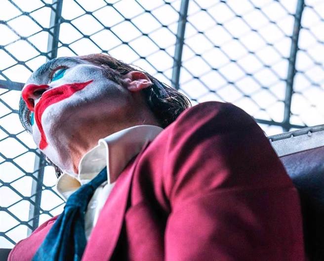 上週北美票房冠軍片《小丑：雙重瘋狂》遭遇破紀錄的上映次週跌幅。（圖／取自導演官方社群媒體）