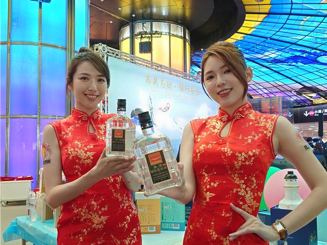 连江县长王忠铭准备最具马祖特色的润饭𥻵、大饼，东涌陈高，供与会民眾抢先体验马祖风味。（任义宇摄）★《中时新闻网》关心您：饮酒过量，有碍健康。酒后不开车，安全有保障！