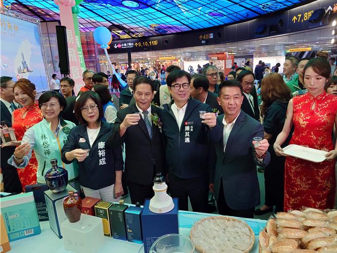 高雄市长陈其迈（右3）、连江县长王忠铭（右4）14日宣布高雄-马祖包机启航，带动马祖观光交流，更有望成恢復中断20年定期航线的起点。（任义宇摄）★《中时新闻网》关心您：饮酒过量，有碍健康。酒后不开车，安全有保障！