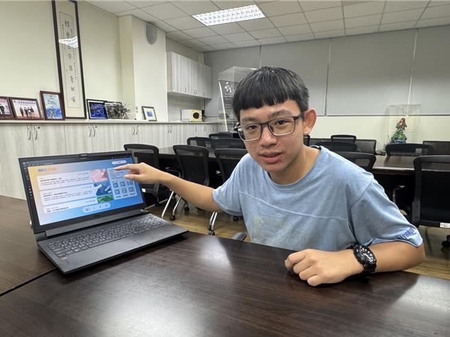 台中市明道中学高三学生叶柏辰国小起对资讯、程式设计产生浓厚兴趣，自学进修相关课程也投入校内共学社群，国三起与伙伴开发校外「Lipoic线上教育平台」，高中又与伙伴接受学校委托推动校内「SIG 2.0」数位共学平台。（潘虹恩摄）