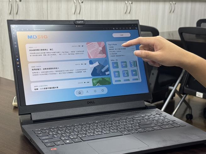 台中市明道中学高三学生叶柏辰与同校同学林杰陞、廖耿锋和曾妍菱接受校方委托开发「SIG 2.0」数位共学平台，1年来吸引逾2000位师生注册使用。（潘虹恩摄）