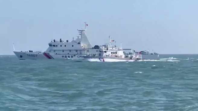 10月14日，中国海警以联合利剑-2024B联合演习之名，自上午8时至下午6时分两组各派遣2艘海警船，持续长时间无间断绕行马祖南北竿及东引水域。海巡署第十一巡防区于第一时间即掌握相关资讯，并立即调派巡防艇全程对应驱离。（海巡署金马澎分署提供）