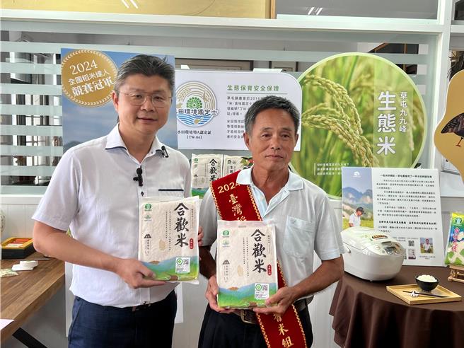 草屯農會總幹事簡世泓（左）說，台稉9號口感好，但米粒小、遇熱白堊質粒高，這次農友李啟元栽種的台稉9號得金牌相當不簡單。（楊靜茹攝）