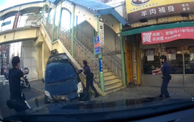 嫌犯車輛倒退後卡住，警方立即衝上前逮捕。（翻攝畫面）