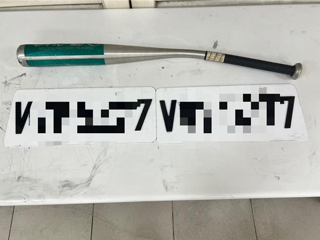 警方起出2名林姓男子砸店，车辆使用的假车牌和作案用的球棒，球棒因重击变形弯曲。（竹北分局提供／罗浚滨新竹传真）