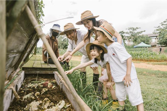  学员可至浅山农场学习种植、採摘、生物防治等农事步骤。（六福旅游集团提供）