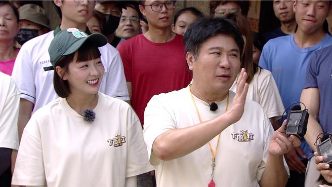 胡瓜（右）跟籃籃一起出《綜藝大集合》外景。（民視提供）