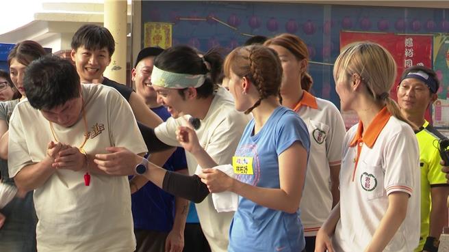 胡瓜（左）的手指被夾到，大聲喊痛。（民視提供）