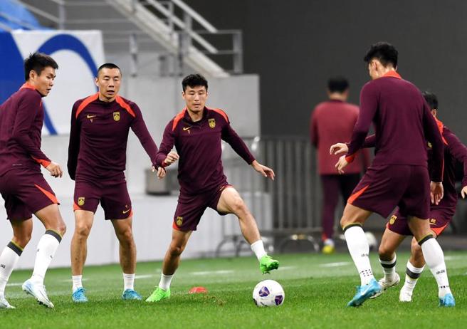 中国大陆队将在10月15日晚举行的世界杯亚洲区预选赛18强赛对阵印尼队。图为大陆球员练球。（图／新华社）