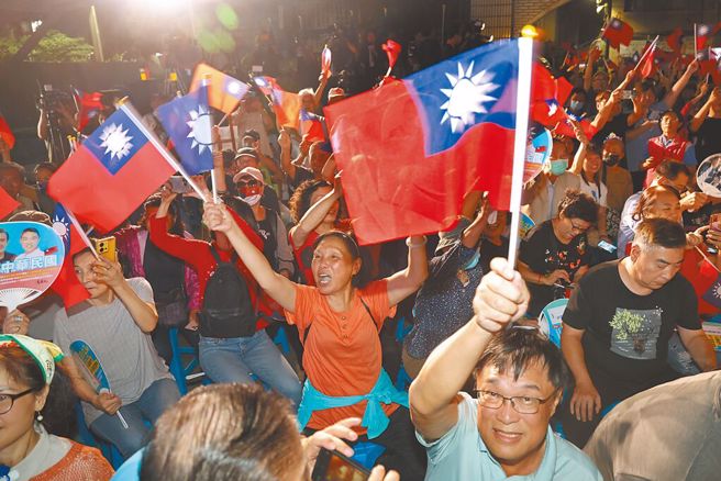 基隆市長謝國樑罷免案未過，挺樑的市民高舉國旗歡呼。（示意圖／資料照／鄧博仁攝）