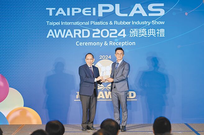 颉懋新机勇夺TaipeiPLAS AWARD塑胶押出类产品金质奖，由该公司副理李家宏（右）代表领奖。图／机械公会提供