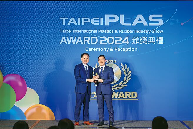 天岗精机科技荣获TaipeiPLAS AWARD竞赛射出成型机银质奖与循环永续特别奖，由该公司营业处经理黄柏儒代表领奖（右）。图／业者提供
