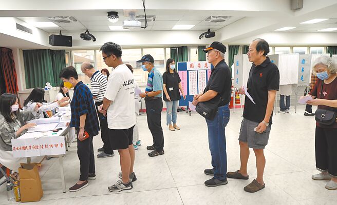 基隆市长谢国梁罢免案于13日上午8时起投票，许多基隆市民前往投票所投票。（邓博仁摄）