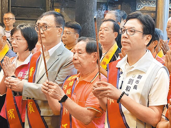 可能参选2026新北市长选举的新北市副市长刘和然（前排右一）、台北市副市长李四川（前排左二）、民进党立委苏巧慧（前排左一），13日齐聚板桥接云寺遶境活动。（王扬杰摄）