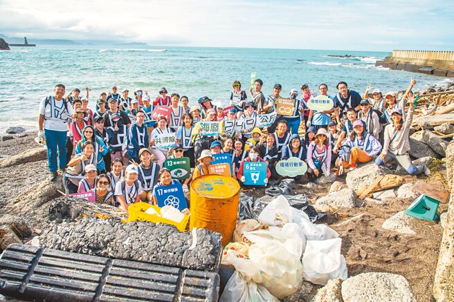 富邦同仁们共计清除774件、249公斤的垃圾，以实际行动守护台湾海岸线。（富邦金控提供／洪凯音台北传真）