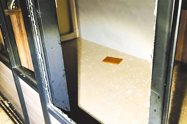 涉及虐童案的叶姓健身教练被网友肉搜起底，叶男开设的饮料店被愤怒乡民砸毁门窗玻璃。（罗浚滨摄）