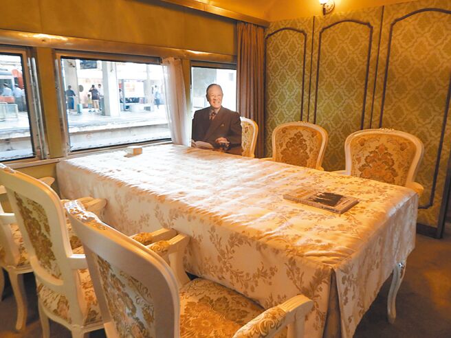 台铁总统花车復刻故总统李登辉视察环岛铁路的编组，车厢内也重现当时会客使用的餐桌。（罗亦晽摄）