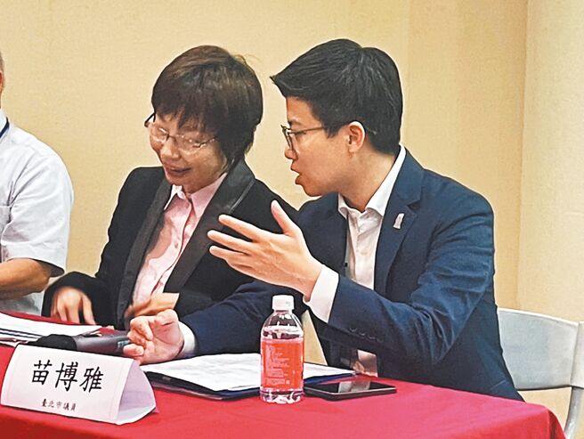 台北市臥龍街黎元大樓拆除後規畫做殯葬專區，遭在地住戶強烈反對，社民黨台北市議員苗博雅（右）13日開公聽會，要求市府停止殯葬專區的規畫，並將原黎元大樓內的圖書館、社福服務還給居民。（劉彥宜攝）