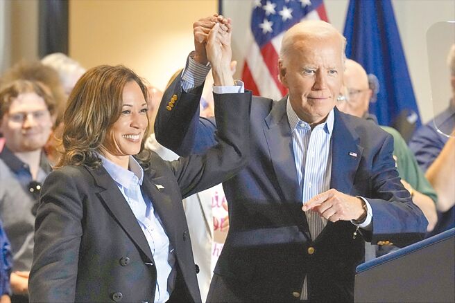 近来越来越多政治专家传出阴谋论，称美国总统拜登因被迫放弃连任竞选而感到非常痛苦，故意破坏副总统贺锦丽的竞选活动，以解心头之恨。（美联社）