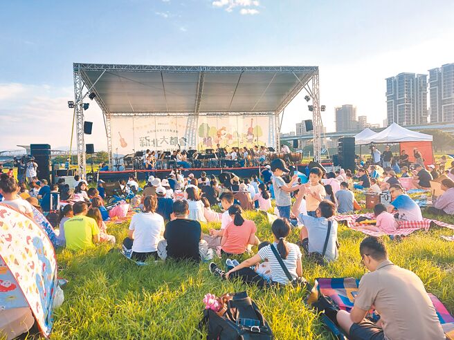 新北市新聞局13日在新北大都會公園舉辦「動物狂想曲野餐音樂會」，邀請國家交響樂團（NSO）現場演出經典曲目《動物狂歡節》及多首親子主題樂曲。（張鎧乙攝）