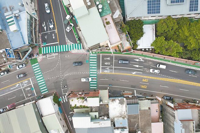 桃園市交通局目前共設置126處偏心路口，平均停等時間降低8.87秒，有效疏解車流並降低肇事率。（桃園市交通局提供／蔡依珍桃園傳真）