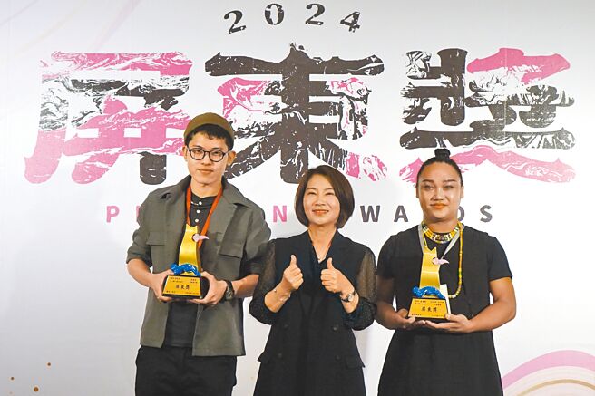 屏東獎頒獎典禮，林冠名（左）與峇岦嵐偲．旮札涅灆（右）分別獲得第一類與第二類首獎，屏東縣長周春米（中）祝賀得獎者。（羅琦文攝）