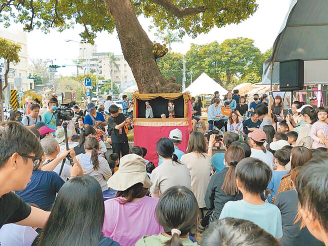 「2024雲林國際偶戲節」國際偶戲團演出，13日在虎尾布袋戲館登場，來自日本、泰國、美國的偶戲團，帶來充滿異國風情的表演，吸引大批民眾觀賞。（張朝欣攝）