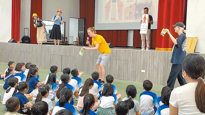 全新打造的南科LM特定區「蓮潭國中小學」國中部將於2025年首招一年級新生240人，校方、里長、民代頻頻接獲家長電話、簡訊詢問入學辦法，大家都困擾。圖為蓮潭國中小學積極推動雙語教學，教學成效備受家長肯定。（校方提供／寶智華台南傳真）