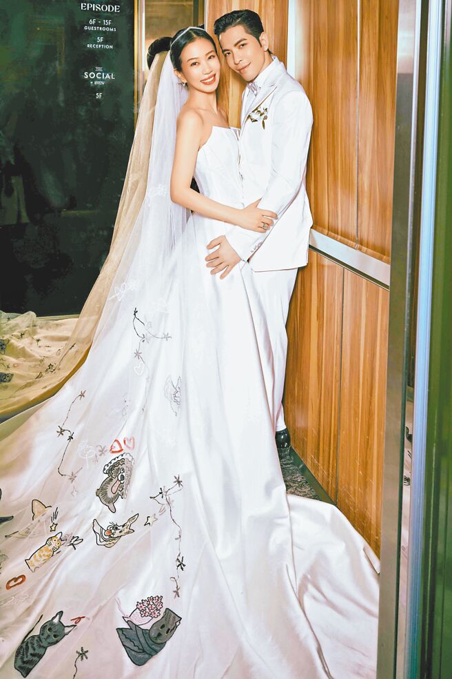 蕭敬騰（右）與Summer甜蜜拍婚紗。（喜鵲娛樂提供）